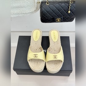 CHANEL — классические сандалии с засте