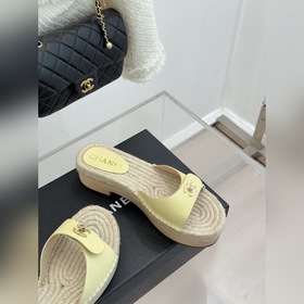 CHANEL — классические сандалии с засте