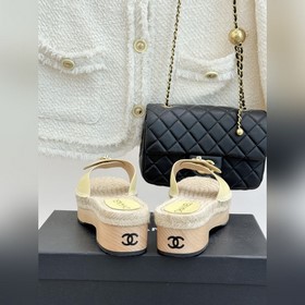 CHANEL — классические сандалии с засте