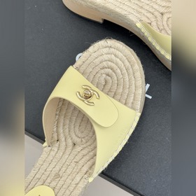 CHANEL — классические сандалии с засте
