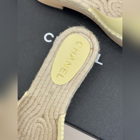 CHANEL — классические сандалии с засте