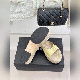 CHANEL — классические сандалии с засте