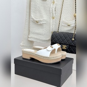 CHANEL — классические сандалии с засте