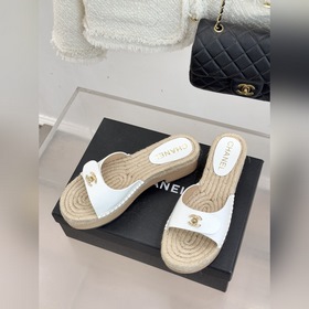 CHANEL — классические сандалии с засте
