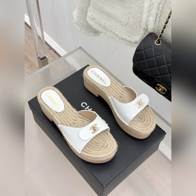 CHANEL — классические сандалии с засте