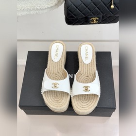 CHANEL — классические сандалии с засте
