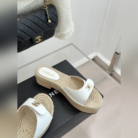 CHANEL — классические сандалии с засте
