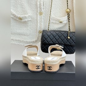 CHANEL — классические сандалии с засте
