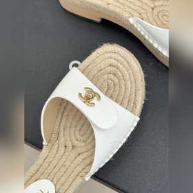 CHANEL — классические сандалии с засте