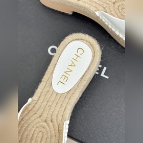 CHANEL — классические сандалии с засте