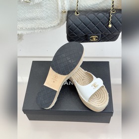 CHANEL — классические сандалии с засте