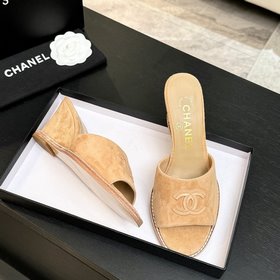 Хитовые сандалии на низком каблуке CHA