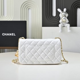 Модель Chanel CF с большим золотым ша