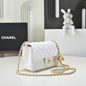 Модель Chanel CF с большим золотым ша