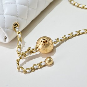 Модель Chanel CF с большим золотым ша