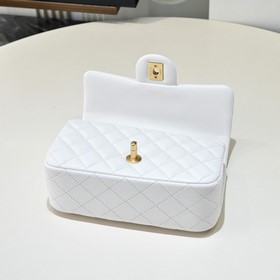 Модель Chanel CF с большим золотым ша