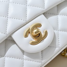 Модель Chanel CF с большим золотым ша