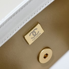 Модель Chanel CF с большим золотым ша