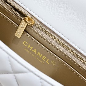 Модель Chanel CF с большим золотым ша