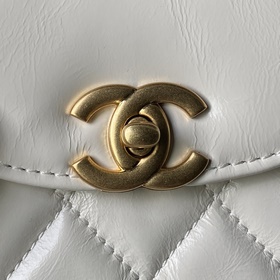Великолепная модель CHANEL 25AS4416 [