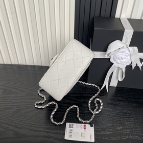 Сумка Chanel 25B серебристой цепочкой 