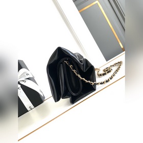 Оригинальная модель CHANEL 24B — черна