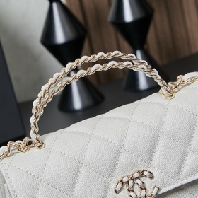 Хитовая модель сезона от Chanel — сумк