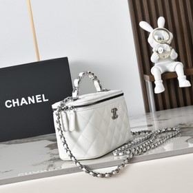 Новинка CHANEL 24K： длинная сумка-коро