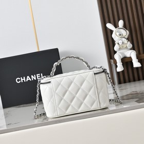 Новинка CHANEL 24K： длинная сумка-коро