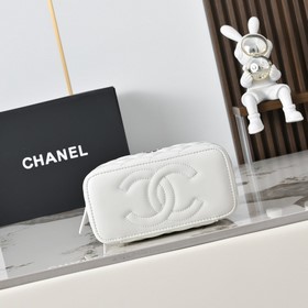 Новинка CHANEL 24K： длинная сумка-коро