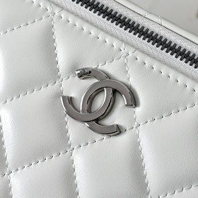 Новинка CHANEL 24K： длинная сумка-коро