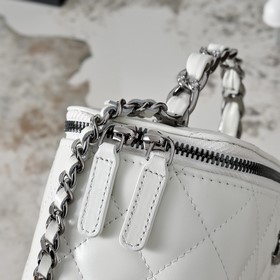 Новинка CHANEL 24K： длинная сумка-коро