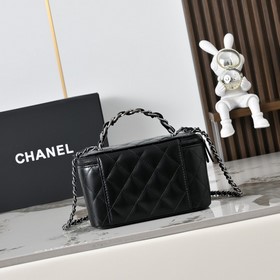 Новинка CHANEL 24K： длинная сумка-коро