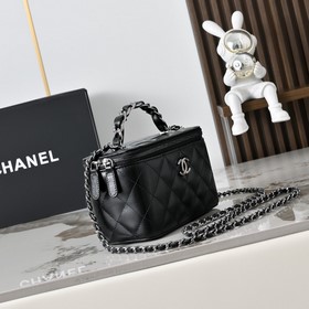 Новинка CHANEL 24K： длинная сумка-коро