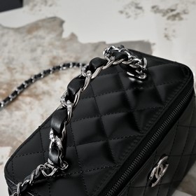 Новинка CHANEL 24K： длинная сумка-коро