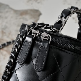 Новинка CHANEL 24K： длинная сумка-коро