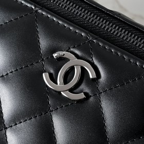 Новинка CHANEL 24K： длинная сумка-коро