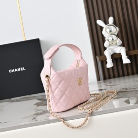 Новая сумка Chanel в форме ланч-бокса 