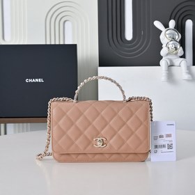 Сумка Chanel с ручкой из жемчуга и стр