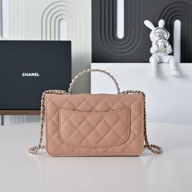 Сумка Chanel с ручкой из жемчуга и стр
