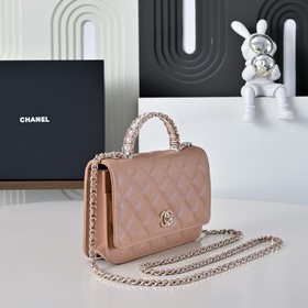 Сумка Chanel с ручкой из жемчуга и стр