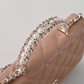 Сумка Chanel с ручкой из жемчуга и стр