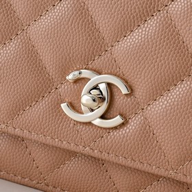 Сумка Chanel с ручкой из жемчуга и стр