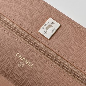 Сумка Chanel с ручкой из жемчуга и стр