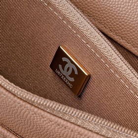 Сумка Chanel с ручкой из жемчуга и стр
