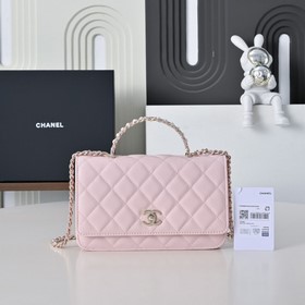Сумка Chanel с ручкой из жемчуга и стр