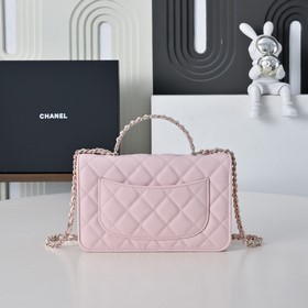 Сумка Chanel с ручкой из жемчуга и стр