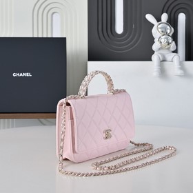 Сумка Chanel с ручкой из жемчуга и стр
