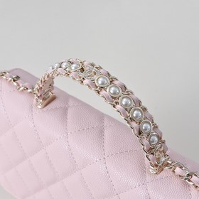 Сумка Chanel с ручкой из жемчуга и стр