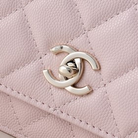 Сумка Chanel с ручкой из жемчуга и стр